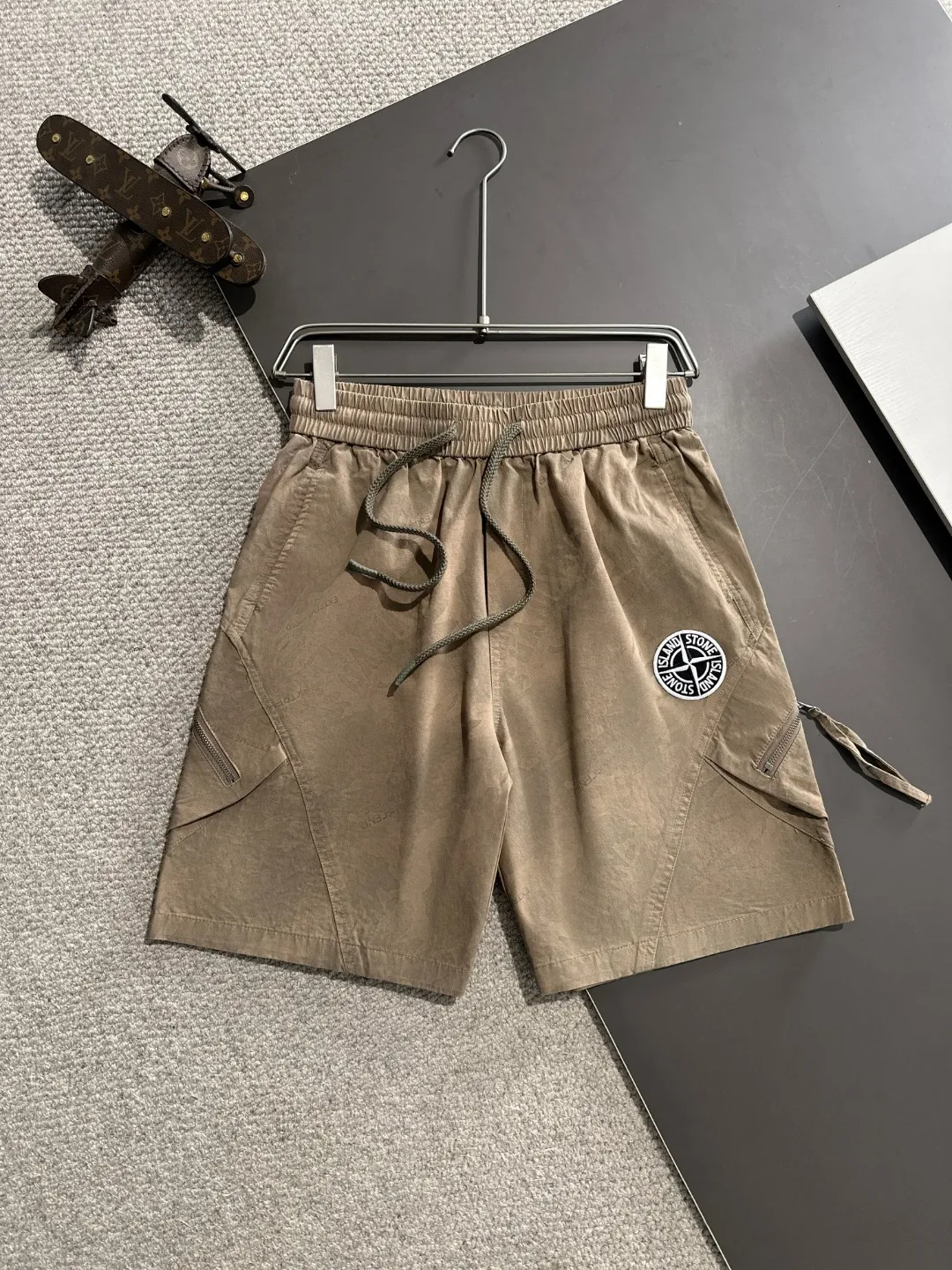 🅿️330 next day shipping, high-end goods, Stone Island 2025 spring and summer new elastic band casual shorts, counter-customized fabrics, high breathability and comfort, impeccable details, brand element design concept, reflecting high quality. It feels delicate and soft! It presents a casual cut and the upper body shape is great! Size: M-4XL